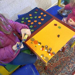 In der Kinderecke in der Kirche lädt herbstliches Material  zu Spielen ein.