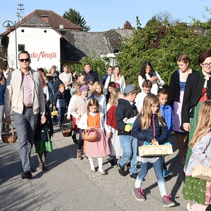 Volksschüler mit Sonja Schmidlechner