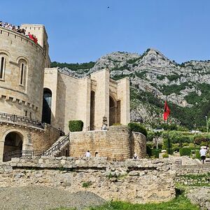 Burg in Kruja, 600 m an den Berghängen des Skanderbeg-Gebirges gelegen