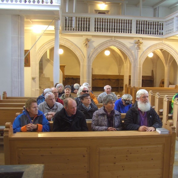 Teilnehmer der Wallfahrt in der Wallfahrtskirche hören die Erklärungen