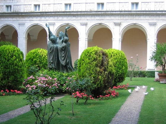 Kreuzgang am Eingang des Klosters Monte Cassino (Link zum Foto: https://commons.wikimedia.org/wiki/File:Monte_Cassino_5.jpg)