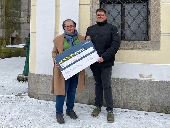 Bei der Schecküberreichung: links Pfarrgemeinderatsobfrau Patricia Winkler, rechts Pfarrassistent Roland Altreiter