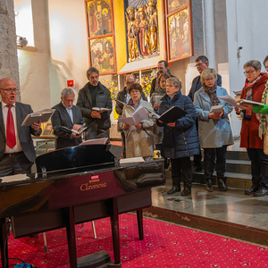 musikalisch umrahmt durch Schola des Kirchenchores mit Volksgesang