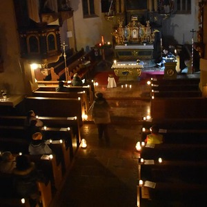 Bußandacht in der nur mit Kerzen erleuchteten Kirche