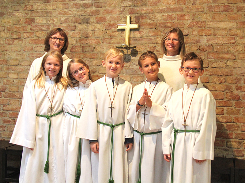 Hasch Gruppenfoto der MinistrantInnen mit Maria Fischer und Renate Moser