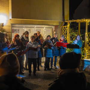 Lebendiger Adventkalender der Pfarre Kirchdorf an der Krems. Adventliche Besinnung - beten, singen und feiern. anschließend gemeinsam bei Tee wärmen und reden.Bild: bei Anna Hölzl