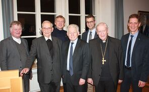 V. l.: Bischof Manfred Scheuer, Autor Hans Hollerweger, ICO-Obmann Slawomir Dadas, LH a. D. Josef Pühringer und Florian Wegscheider (beide PRO ORIENTE), Bischof em. Ludwig Schwarz SDB und der Salzburger Ostkirchenexperte Prof. Dietmar Winkler