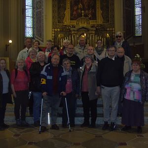 Teilnehmer in der Kirche 'Maria im Schatten'