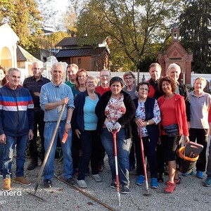 Entfernen von Unkraut am Friedhof