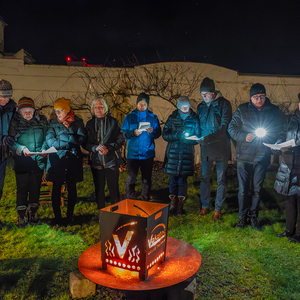 Lebendiger Adventkalender der Pfarre Kirchdorf an der Krems. Adventliche Besinnung - beten, singen und feiern. Anschließend gemeinsam bei Tee wärmen und reden.Bild: Lebendiger Adventkalender bei Familie Steinmann mit Familie Pimminger