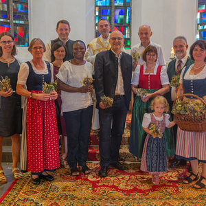 Gruppenfoto von Mitglieder Team Biko, Pfarrer P. Severin sowie der Trachtengruppe Kirchdorf