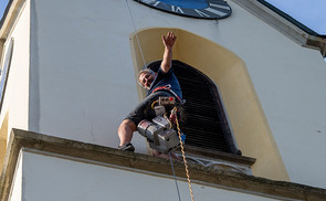 Artistischer Einsatz bei der Turmhelmsanierung in der Pfarre Schönering. 