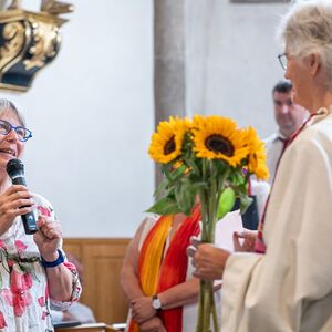 Die  scheidenede Pfarrassistentin Veronika Kitzmüller wird verabschiedet