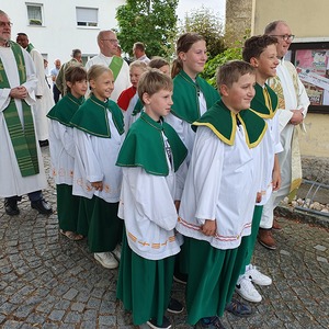 Ministranten beim Einzug