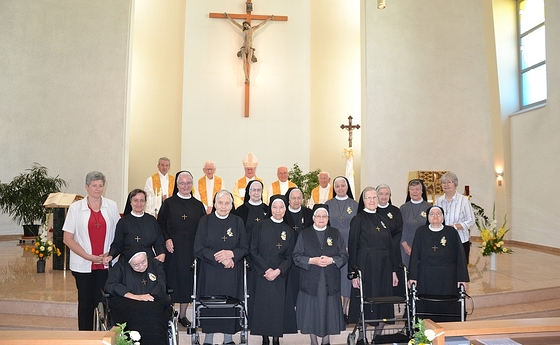 Die Jubilarinnen mit Mitschwestern und Zelebranten / © Kreuzschwestern Linz Die Jubilarinnen mit Mitschwestern und Zelebranten