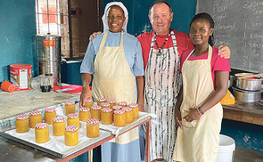 Hans Rauscher zeigt den Frauen im Südsudan, wie Marmelade kochen funktioniert.