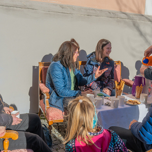 Tea Time am Kirchenplatz und im Kirchenraum