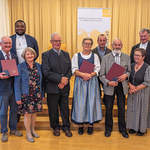 Am 26. September 2024 überreichte Diözesanbischof Manfred Scheuer im Linzer Priesterseminar an engagierte Christ:innen die Florian-Medaille und die Severin-Medaille. Diese diözesanen Ehrenzeichen sind ein Zeichen des Dankes und der Anerkennung für la