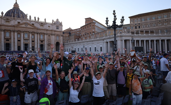 1300 oberösterreichische Ministrant*innen beim Abendgebet mit Papstaudienz