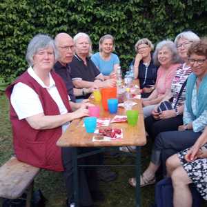 Gemütliches Beisammensein nach dem gemeinsamen Meditationstanz