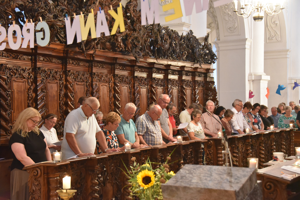 Teilnehmerinnen und Teilnehmer in der Stiftskirche Baumgartenberg