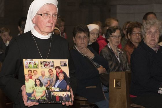 Sr. Tarcisia mit der Jubiläumsbroschüre / © eventfoto.at, Wolfgang Kunasz-Herzig Festgottesdienst 20 Jahre Vinzenzstüberl
