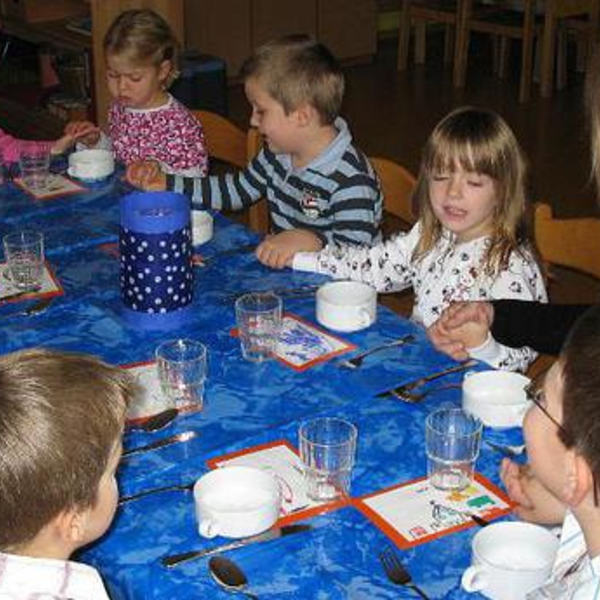 Mittagessen im Gratis Kindergarten