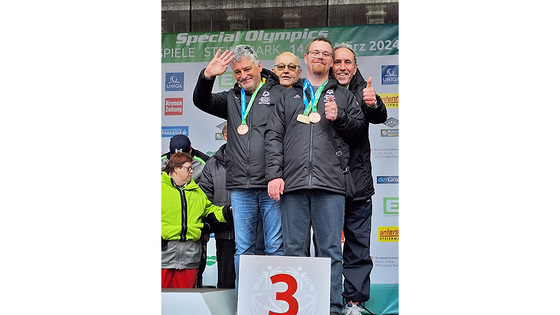 Die Unified-Mannschaft freuten sich über den dritten Platz: Gerhard Diatschek, der ehrenamtliche Mitarbeiter August Hinterleitner, Andreas Scharinger und Ronald Falkner.