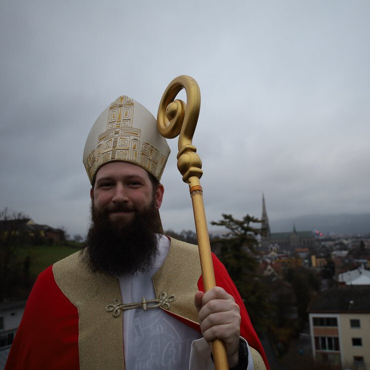 Tobias Renoldner als Nikolaus verkleidet mit dem Mariendom im Hintergrund