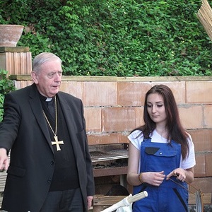 Diözesanbischof Ludwig Schwarz zu Besuch im Jugendprojekt