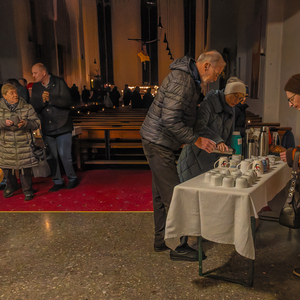 Anschließend wird zu einem einfachen Stehfrühstück geladen