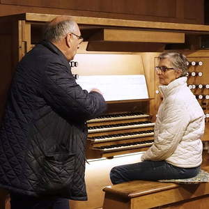 Domorganist Wolfgang Kreuzhuber mit Teilnehmerin Brigitte Weber-Axmann