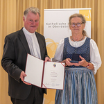 Am 26. September 2024 überreichte Diözesanbischof Manfred Scheuer im Linzer Priesterseminar an engagierte Christ:innen die Florian-Medaille und die Severin-Medaille. Diese diözesanen Ehrenzeichen sind ein Zeichen des Dankes und der Anerkennung für la