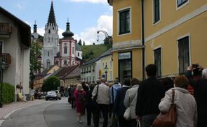 Auf dem Weg zur Basilika. / Foto: Diözese Linz