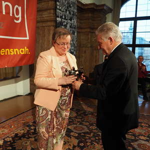 Am 15. Mai 2015 wurde im Linzer Landhaus der 22. Solidaritätspreis verliehen. Den zehn Preisträgerinnen und Preisträgern wurden die Preise von Bischof Dr. Ludwig Schwarz, Landeshauptmann Dr. Josef Pühringer und Soziallandesrätin Mag. Gertraud Jahn üb