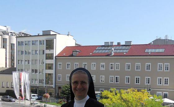 Sr. Michaela Pfeiffer-Vogl vor dem langjährigen Mutterhaus der Marienschwestern in Linz / © Marienschwestern vom Karmel Sr. Michaela Pfeiffer-Vogl vor dem langjährigen Mutterhaus der Marienschwestern in Linz
