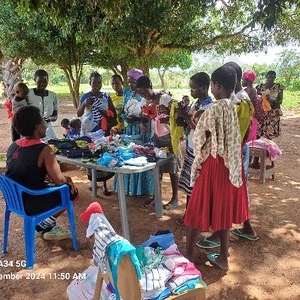 zahlreiche Geschenke wurden mitgebracht. In Awali freuen sich Frauen über Babykleidung, die von Annemarie Schwarzenberger gesammelt wurde und nach Uganda mitgenommen wurde.