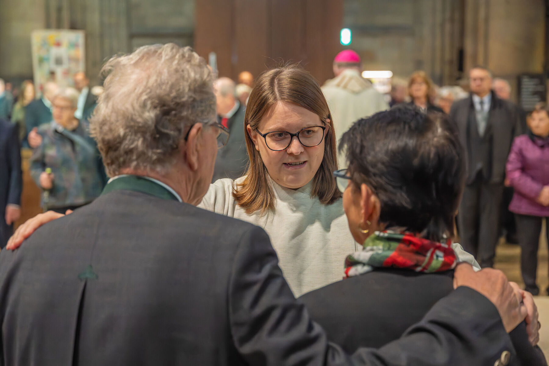 Pastoralassistentin Stefanie Hinterleitner bei der Segnung eines Jubelpaares