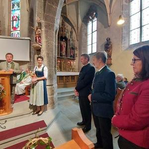 Bei der Laudatio erwähnt Vz-Bgm. Josef Hirtenlehner ca 4000 Gottesdienste, die Fritz musikalisch begleitet hat.