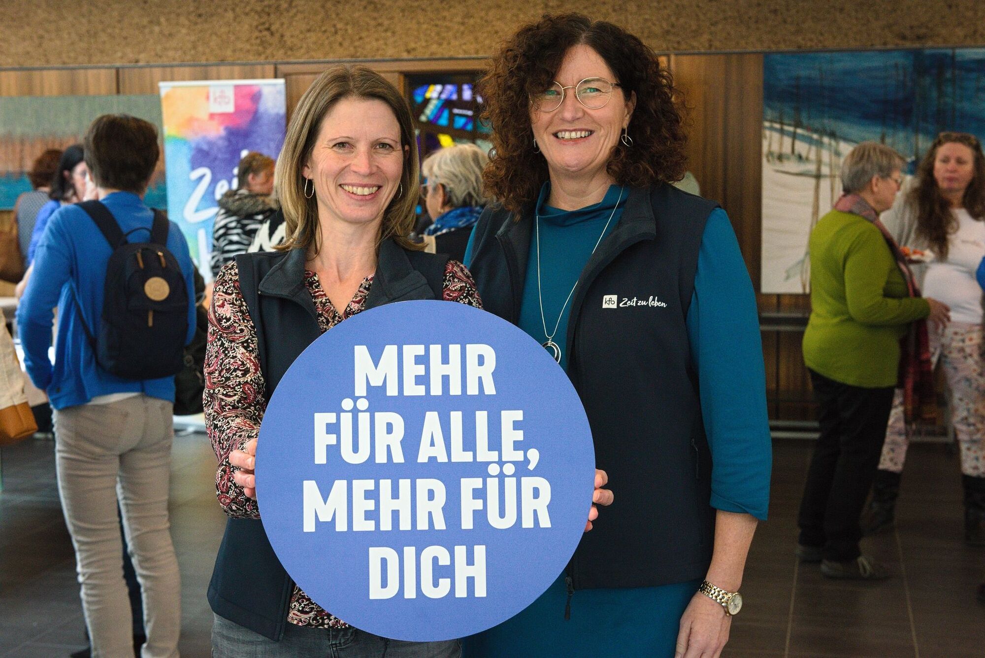 Julia Postl und Christine Krempl (v.l.), Mitarbeiterinnen der kfb-Diözesanstelle, im kfb-Gilet