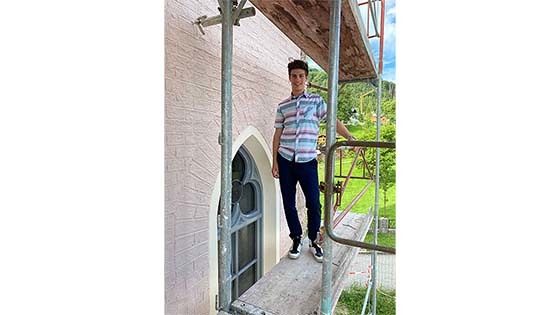 Simon Weixlbaumer, Praktikant in der Abteilung Kirchliches Bauen der Diözese Linz, auf einer kirchlichen Baustelle (Pfarrkirche Pinsdorf). / © Diözese Linz Simon Weixlbaumer, Praktikant in der Abteilung Kirchliches Bauen der Diözese Linz, auf einer kirchlichen Baustelle (Pfarrkirche Pinsdorf).