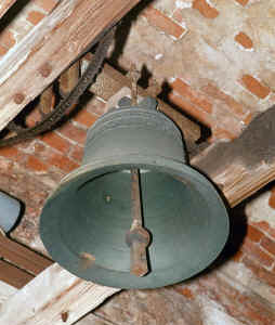 einzig erhaltene Glocke der Pfarrkirche, geläutet bei Bekanntgabe eines Verstorbenen der Pfarre (bei Männern, die im Krieg oder beim Bundesheer waren zusätzlich mit der Heldenglocke), im Volksmund besser bekannt als 'Zinnglöckerl'