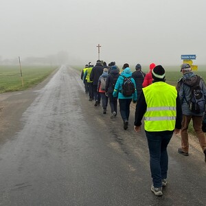 25 Fußwallfahrer im Nebel