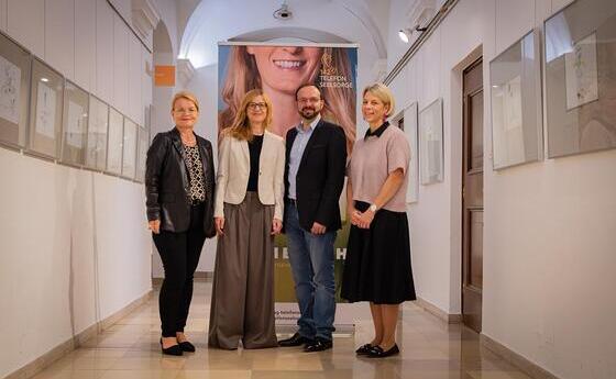 Silvia Breitwieser, Petra Risau, Konstantinos Papageorgiou und Barbara Lanzerstorfer-Holzner / © Diözese Linz / Maria Appenzeller Chatberatung als erster Schritt aus der Krise