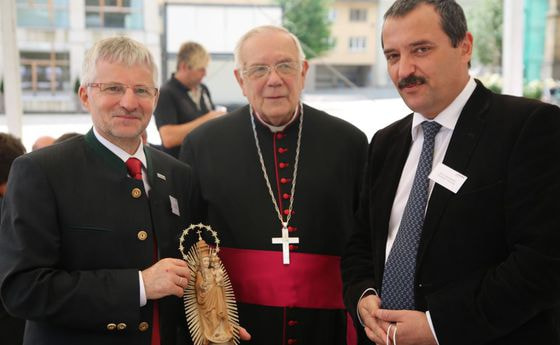 V. l.: Caritas-OÖ-Direktor Franz Kehrer, Bischof em. Maximilian Aichern und Andras Marton, Direktor Caritas Alba Iulia.