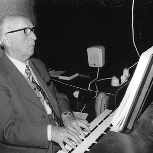 Domorganist Ludwig Daxsperger an der Lachmayr-Mauracher-Orgel im Mariendom Linz (DAL_M_I_820)