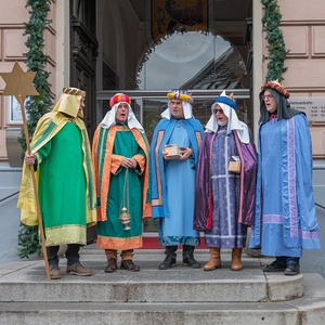 Männergruppe vor dem Rathaus