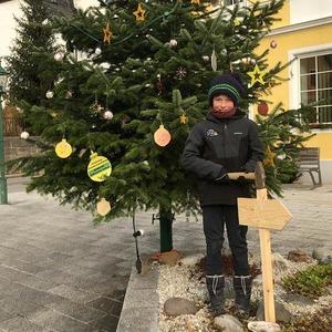 Beim Gemeindechristbaum steht gleich eine Tafel.