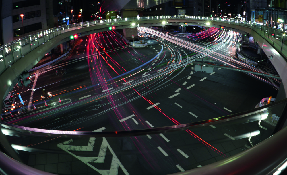 Foto einer Langzeitbelichtung von Autolichtern