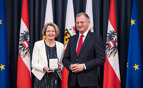 Landeshauptmann Mag. Thomas Stelzer verlieh Mag.a Brigitte Gruber-Aichberger, langjährige Direktorin von Pastorale Berufe, am 11. April 2023 das Silberne Ehrenzeichen des Landes Oberösterreich.